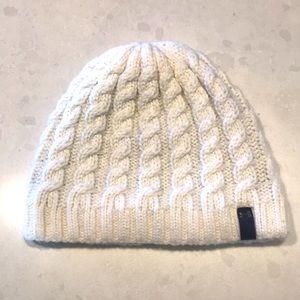 White beanie with grey tag